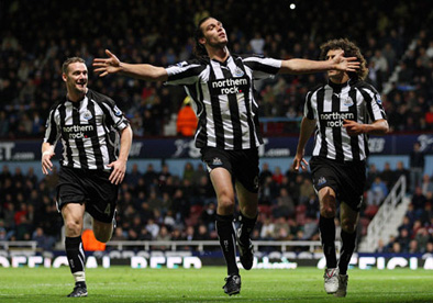 Andrew Carroll celebrates with Fabricio Coloccini and Kevin Nolan after scoring the second for Newcastle United